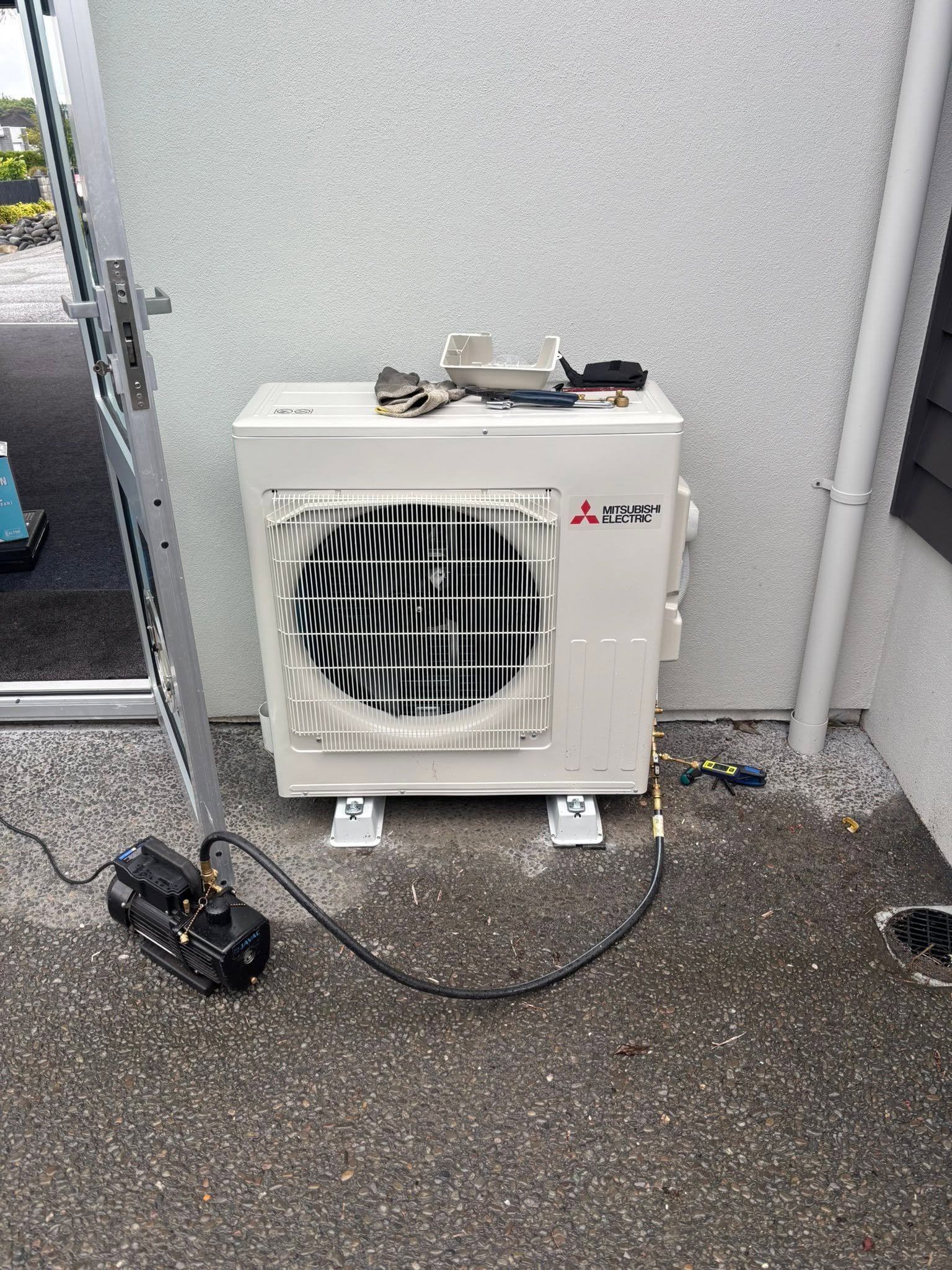 Outdoor heat pump unit installation